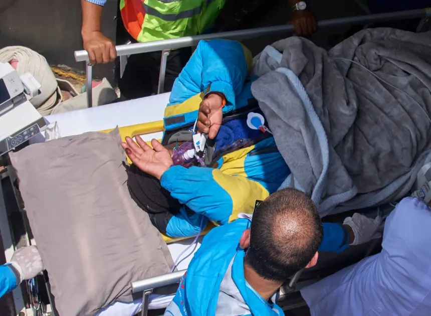 Sherpa missing for a week on Mount Everest with no food, oxygen is rescued while crawling to base camp