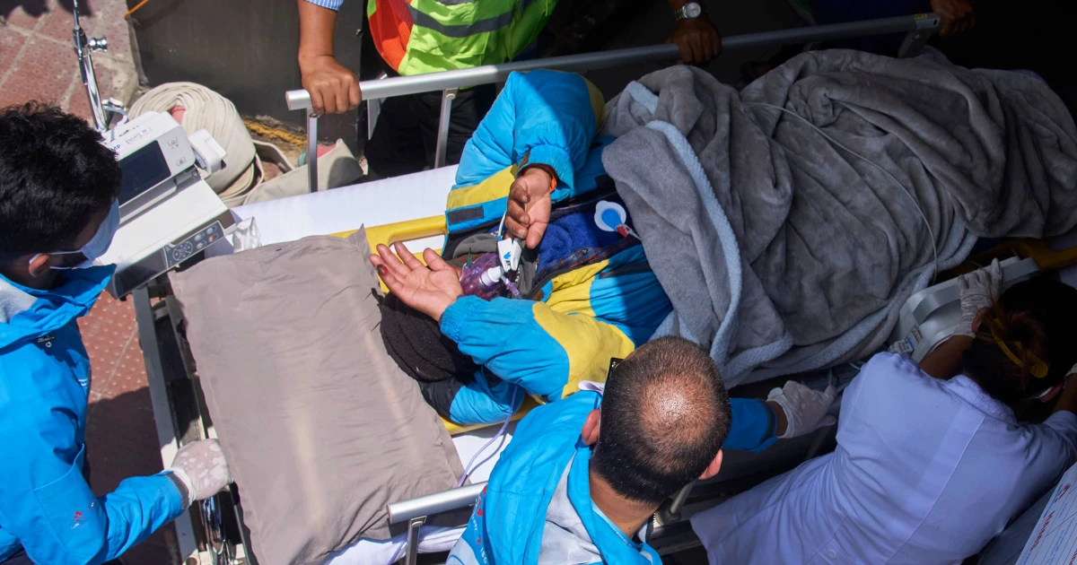 Sherpa missing for a week on Mount Everest with no food, oxygen is rescued while crawling to base camp
