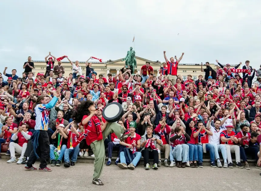Norwegian fans take dawn World Cup party to palace gates to wake the King