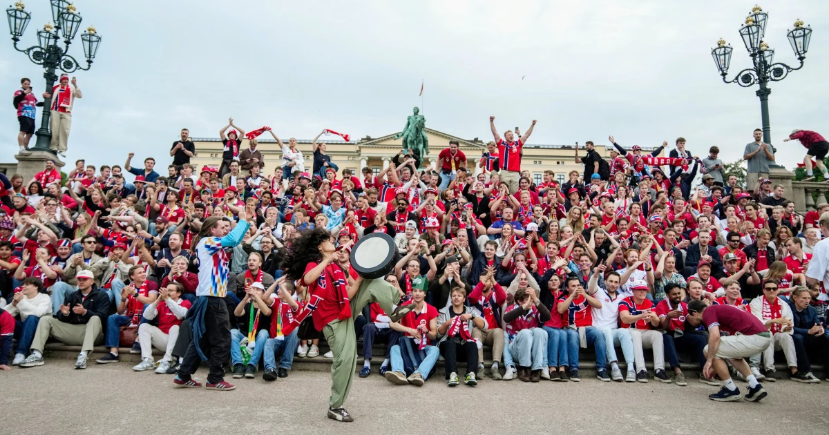 Norwegian fans take dawn World Cup party to palace gates to wake the King