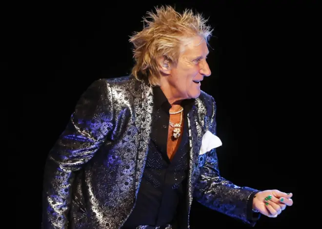 Rod Stewart pauses Utah concert after nearly fainting onstage