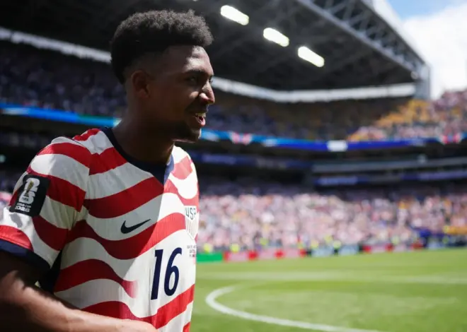 Football vs. fútbol: Who is the best Freeman? Dad Antonio salutes son Alex