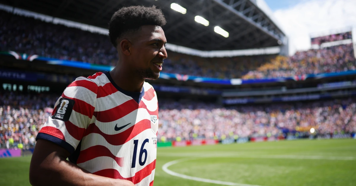 Football vs. fútbol: Who is the best Freeman? Dad Antonio salutes son Alex