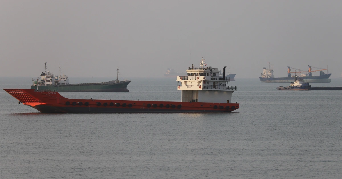 Ships start sailing through Hormuz under U.N. evacuation scheme, agency says