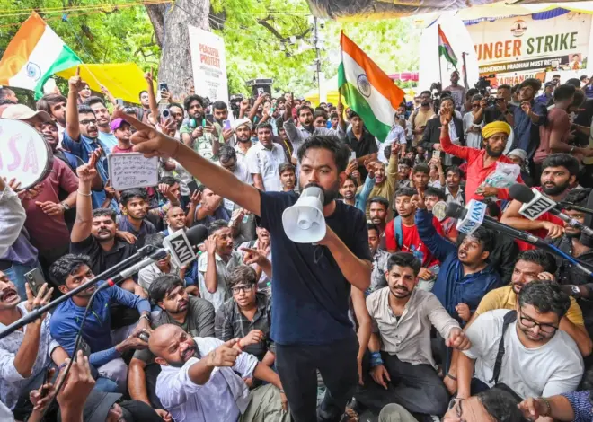 Police cane supporters of India’s cockroach movement as thousands gather for march