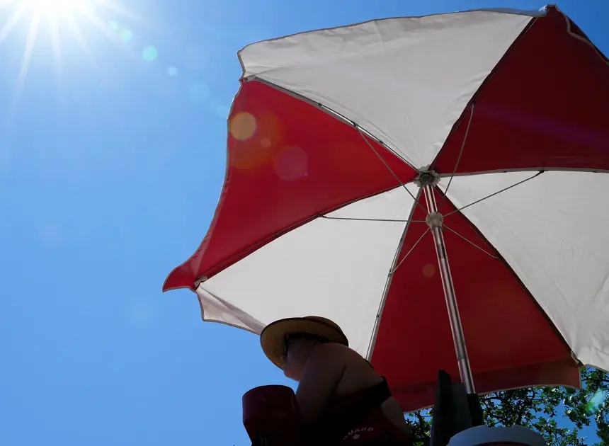 Sweltering heat wave grips central and southern U.S. for a second straight day