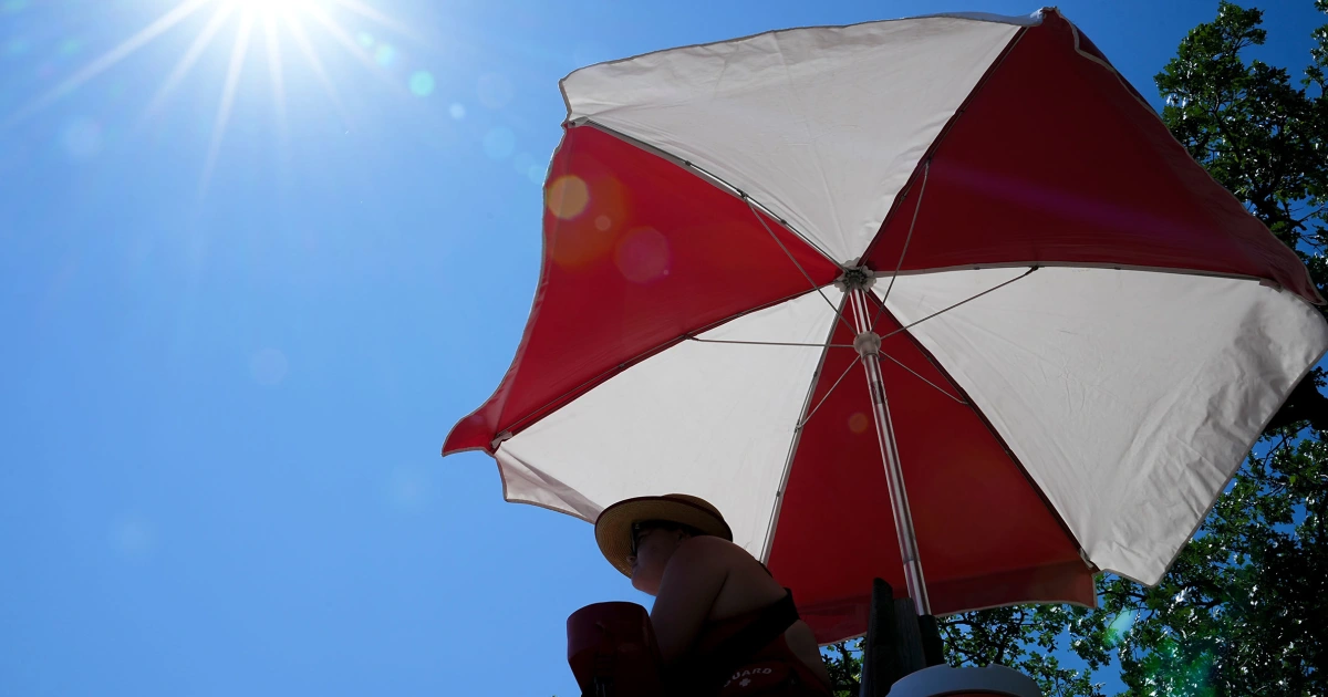 Sweltering heat wave grips central and southern U.S. for a second straight day