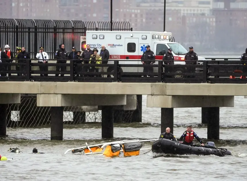 NYC sightseeing chopper likely hit birds before plunging into Hudson River, NTSB finds
