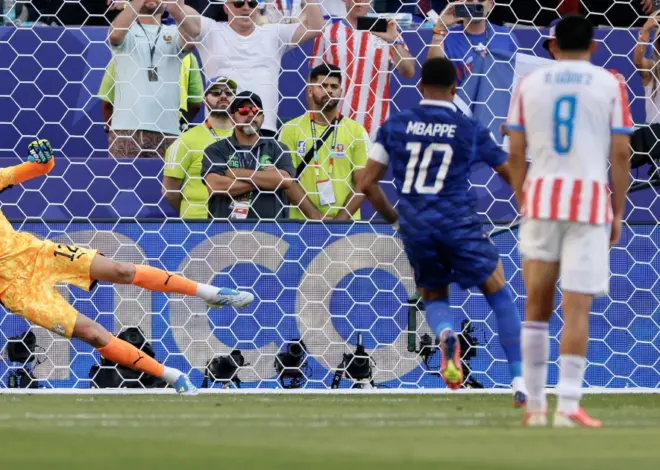 France records another ho-hum win, as it aims for a third-straight World Cup final