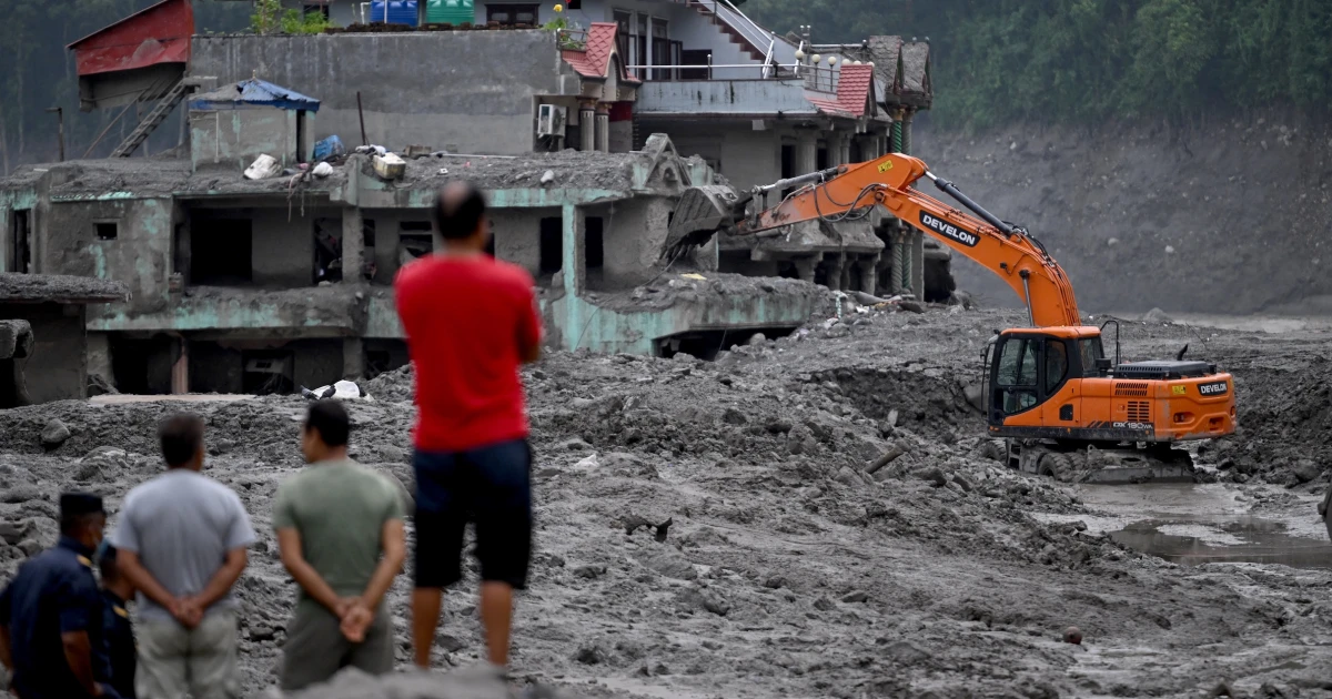 Death toll in Nepal floods tops 900, as number of missing nearly doubles to over 4,200
