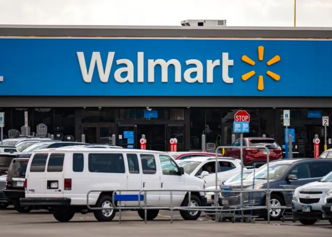 At Walmart, billions in tariff refunds soften the blow from slower sales growth