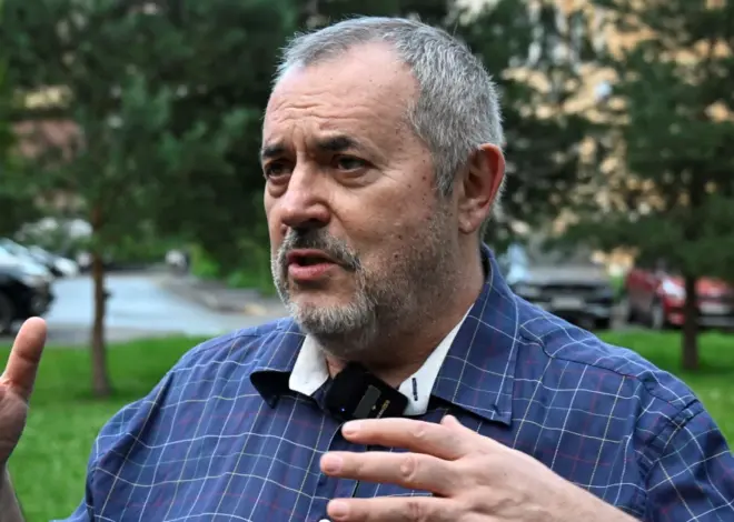 Putin critic leaves Russia after he is barred from running for parliament