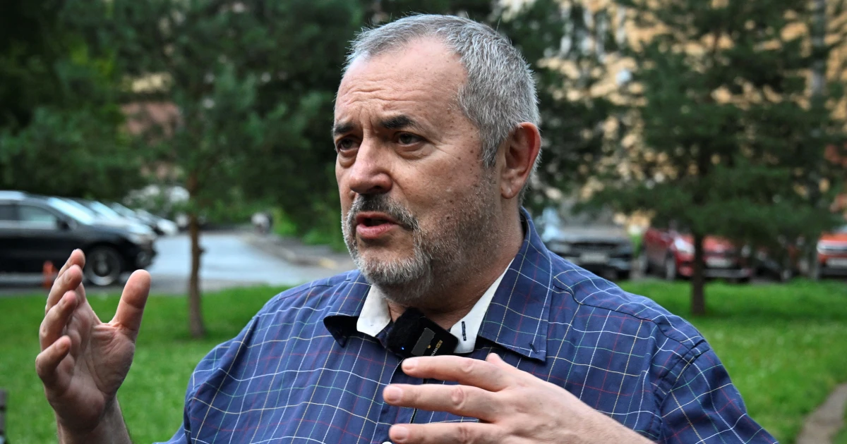 Putin critic leaves Russia after he is barred from running for parliament
