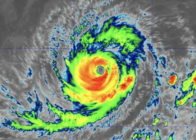 Hurricane Lowell threatens Hawaiian islands with life-threatening surf