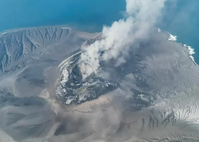 Indonesia cancels flights as Anak Krakatau volcano erupts