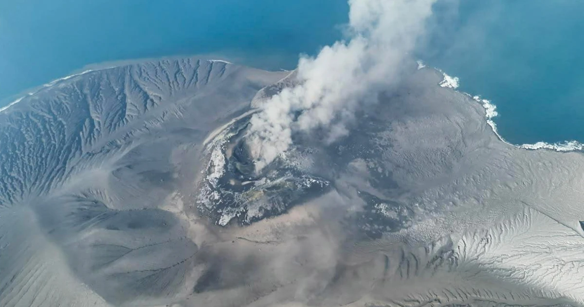 Indonesia cancels flights as Anak Krakatau volcano erupts