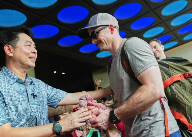 USS Lincoln’s thousands of service personnel swap boots for flip-flops during Thailand R&R