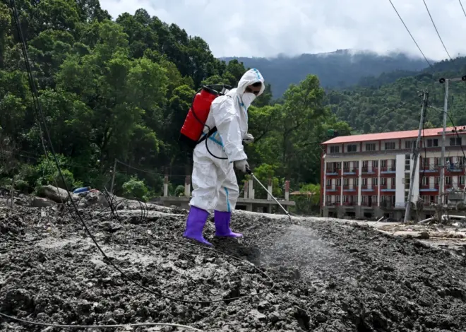 Smell of death hangs over rescue efforts in Nepal as deaths pass 1,000