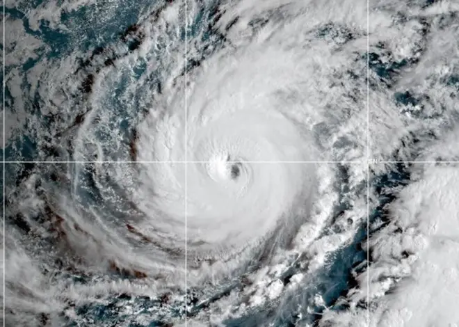 Hurricane Lowell nears Hawaii, prompting hurricane warnings