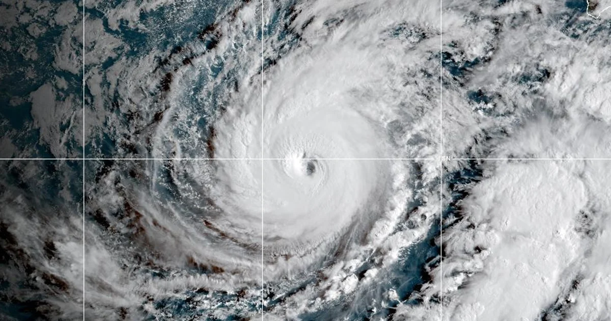 Hurricane Lowell nears Hawaii, prompting hurricane warnings