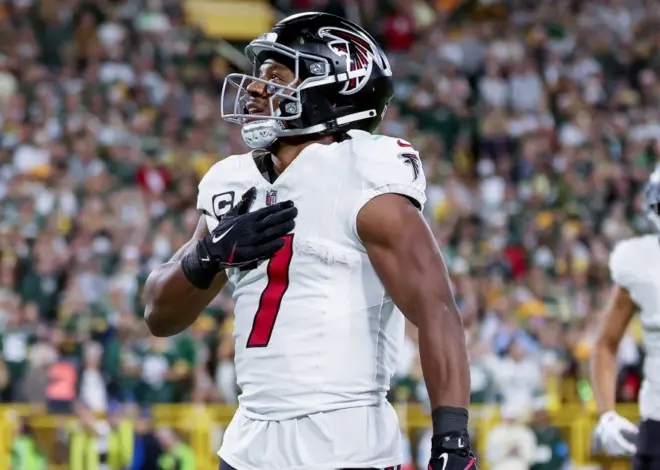 Bijan Robinson runs roughshod over the Packers as the Falcons breeze to a 35-14 victory
