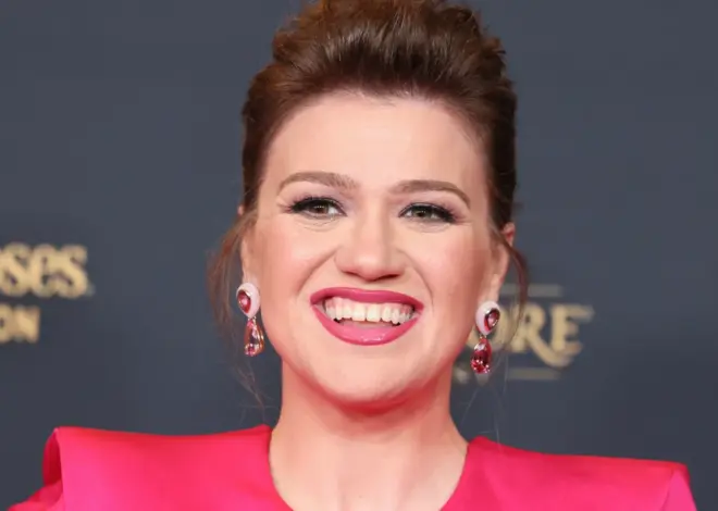 Kelly Clarkson says a Brooklyn store snubbed her. The shop says the item she wanted wasn’t for sale.