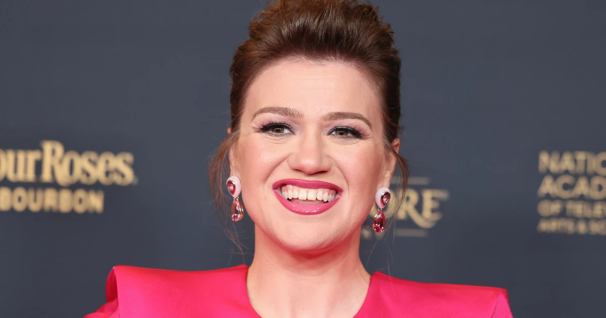 Kelly Clarkson says a Brooklyn store snubbed her. The shop says the item she wanted wasn’t for sale.