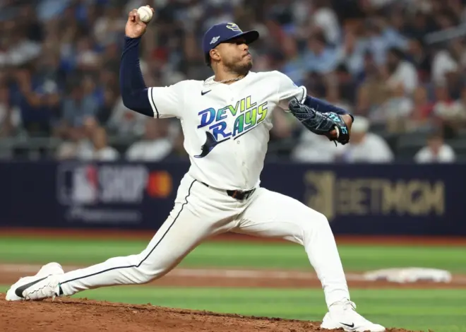 Freddy Peralta, Liam Hicks lift Rays to 3-1 win over Guardians, evening the ALCS at 1-1
