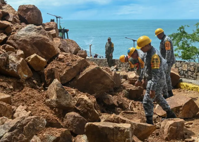 Hurricane Simon pounds resorts and vulnerable towns along Mexico’s Pacific coast