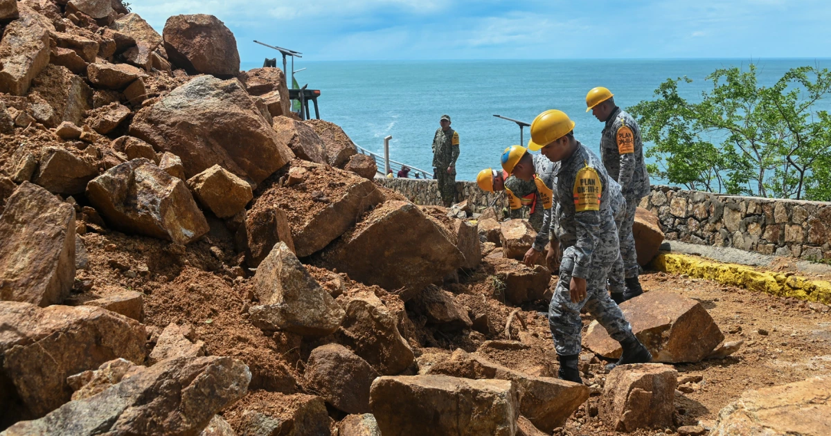 Hurricane Simon pounds resorts and vulnerable towns along Mexico’s Pacific coast