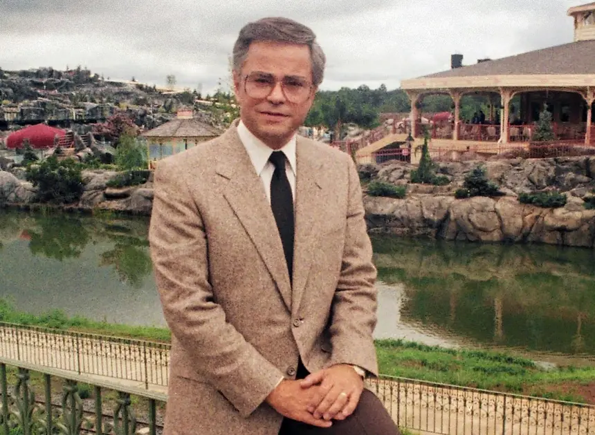 Jim Bakker, TV pastor who served time for defrauding followers, dies at 86