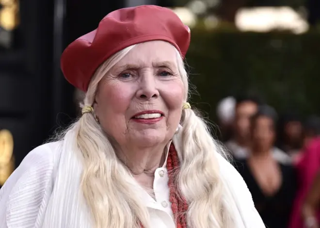 Joni Mitchell becomes an American citizen after more than 60 years